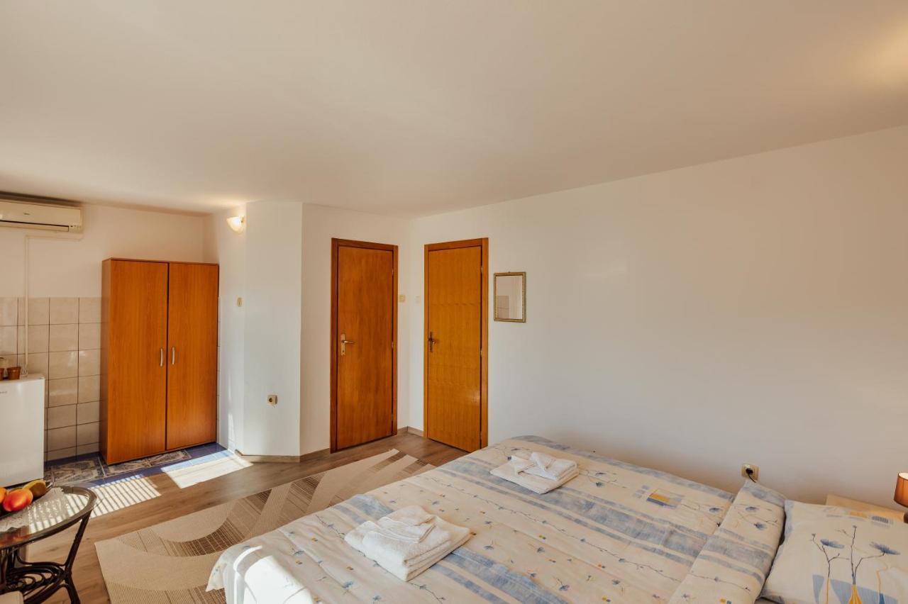 Apartmani Mara กุมบอร์ ภายนอก รูปภาพ